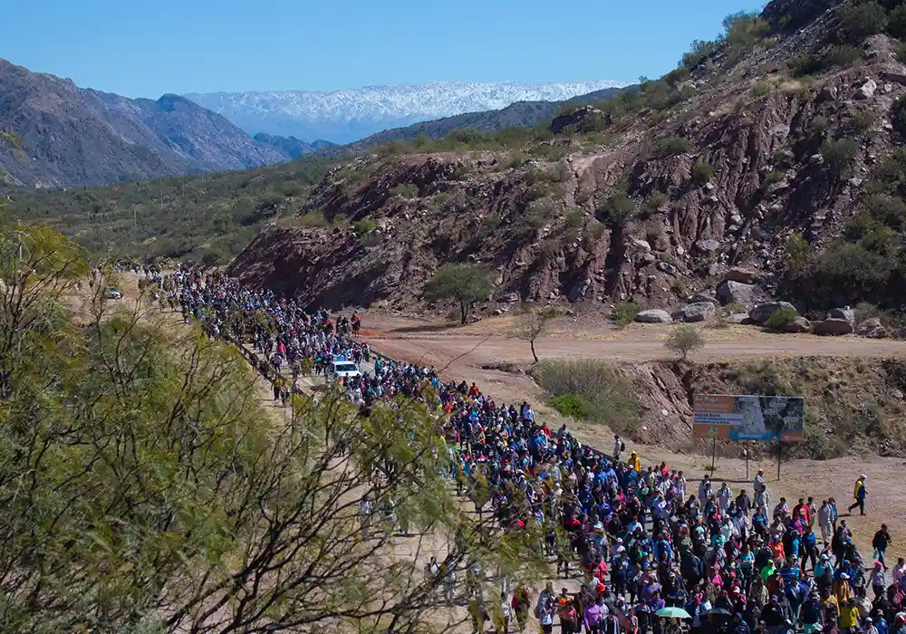 Peregrinación de la Virgen India con cerros nevados de fondo